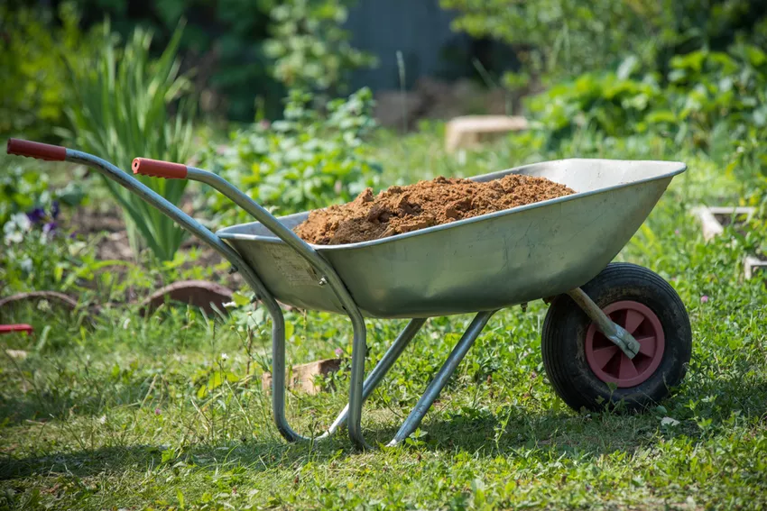 Construction wheelbarrow » The top 3 recommendations and buying guide